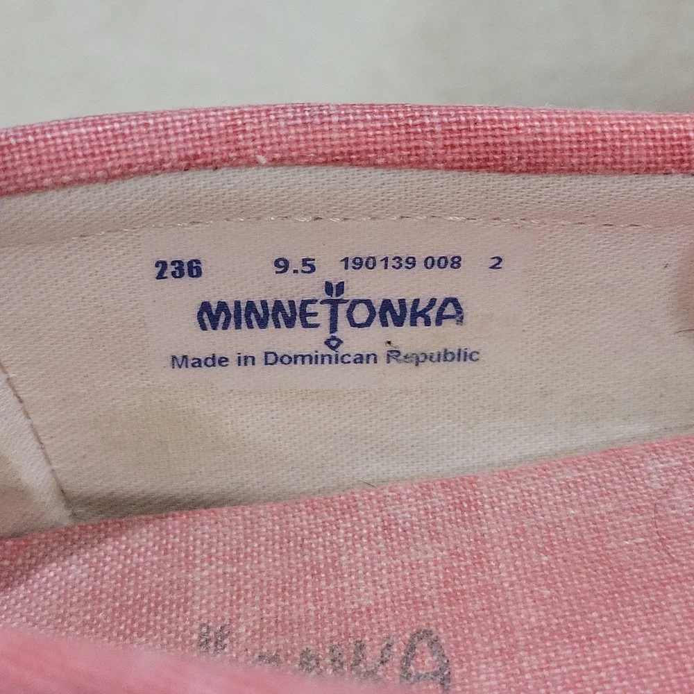 Pink Minnetonka Canvas Moccassions Size 9.5 - Picture 2 of 5